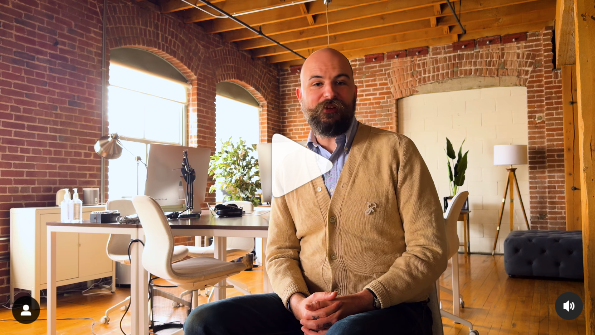 A screenshot from the linked video. Jesse Thorn sitting on a desk and addressing the camera.